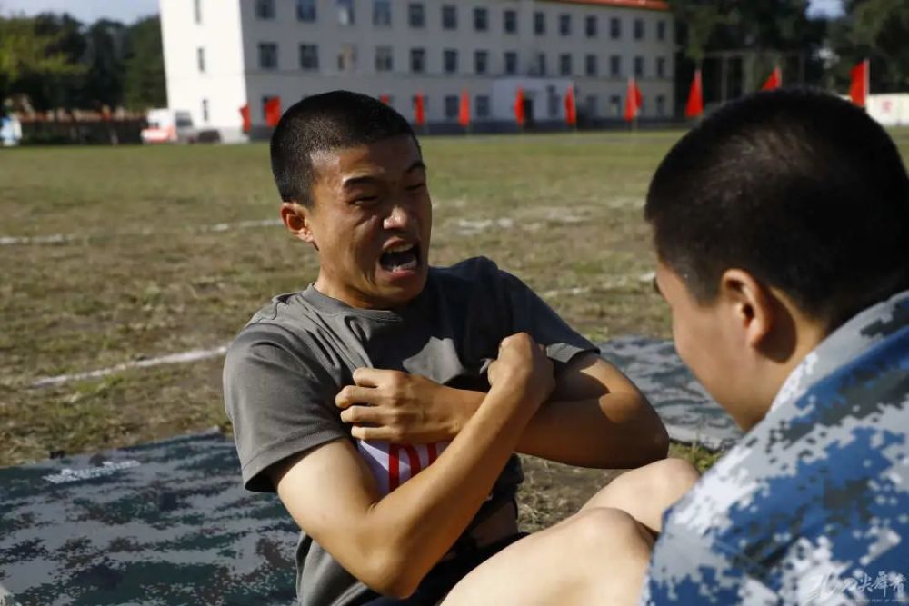 包含球场上的角逐之战：双方火力全开拼尽全力的词条