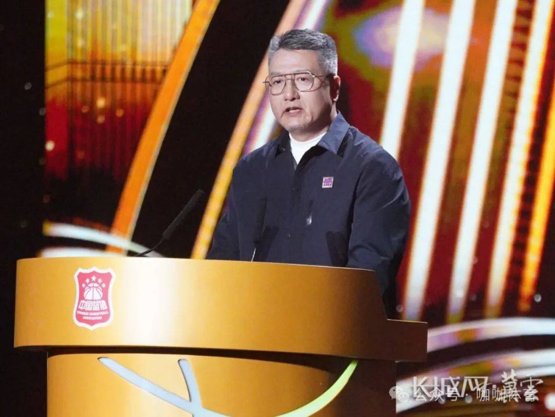 篮球名人堂举行颁奖典礼，表彰历届篮球功勋者的简单介绍