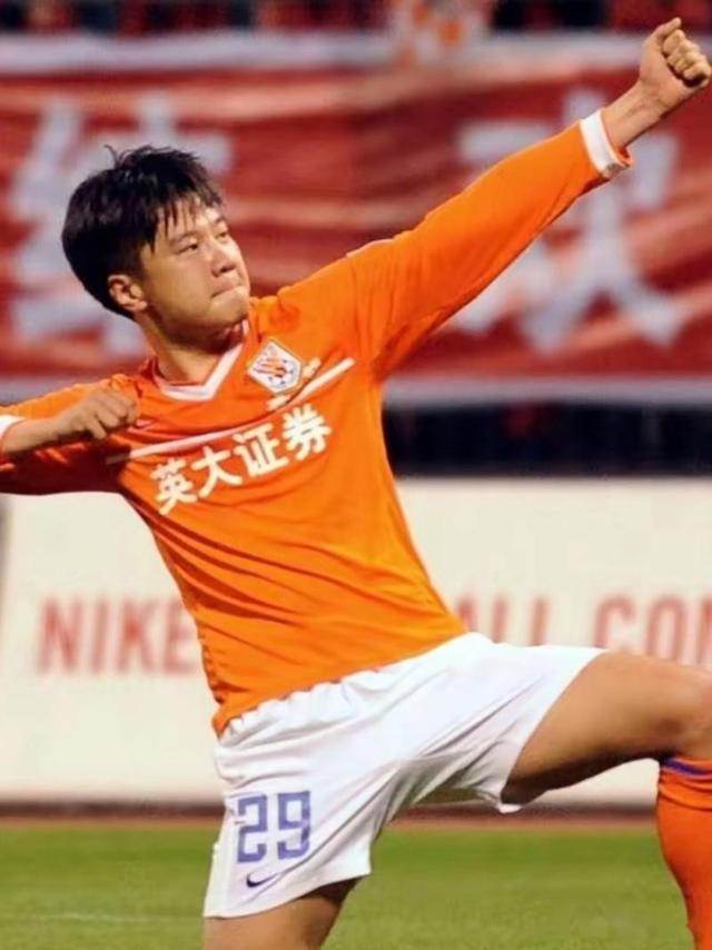 足球联赛中球员的英勇奋斗打动人心的简单介绍