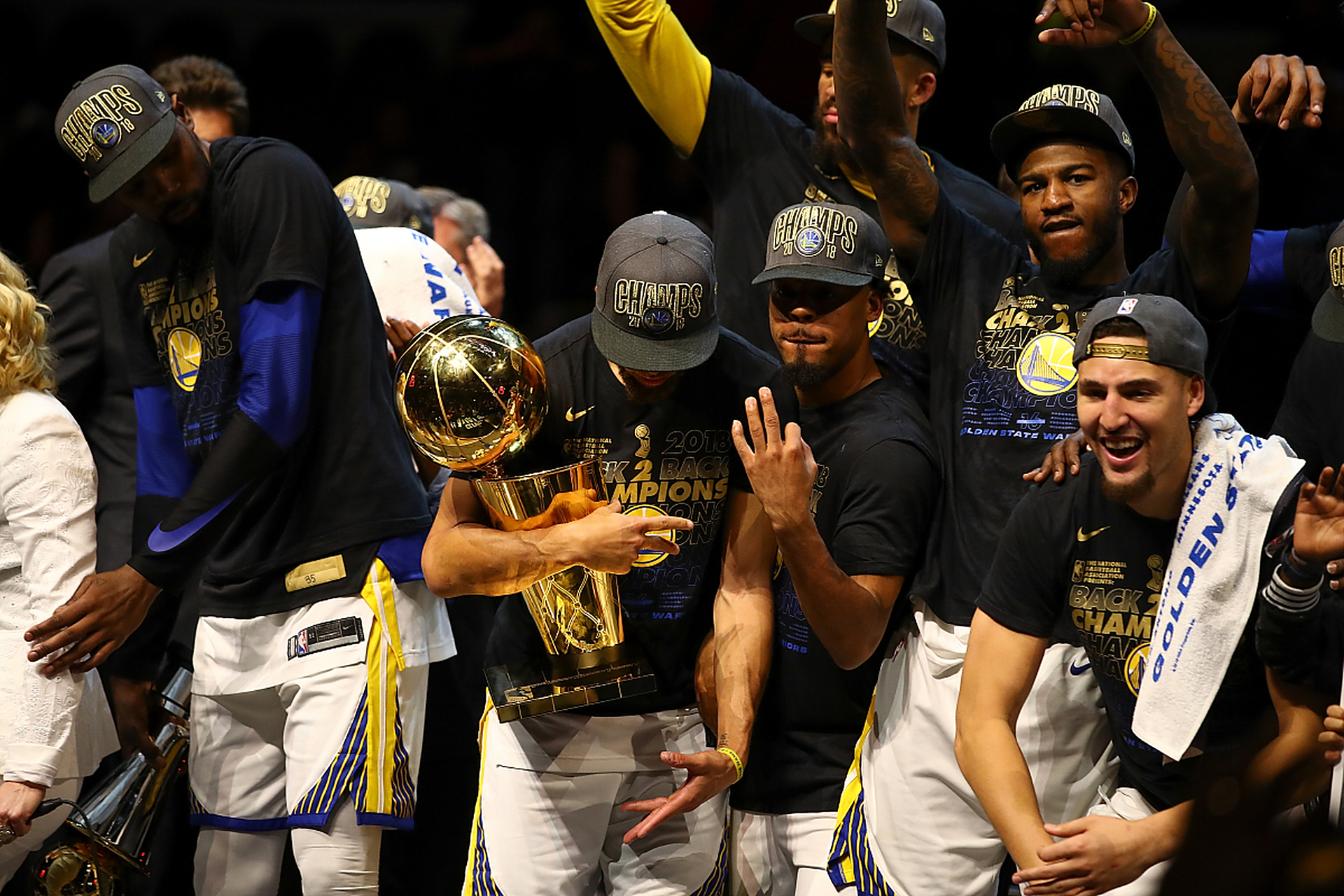 NBA季后赛打响，勇士队雄起