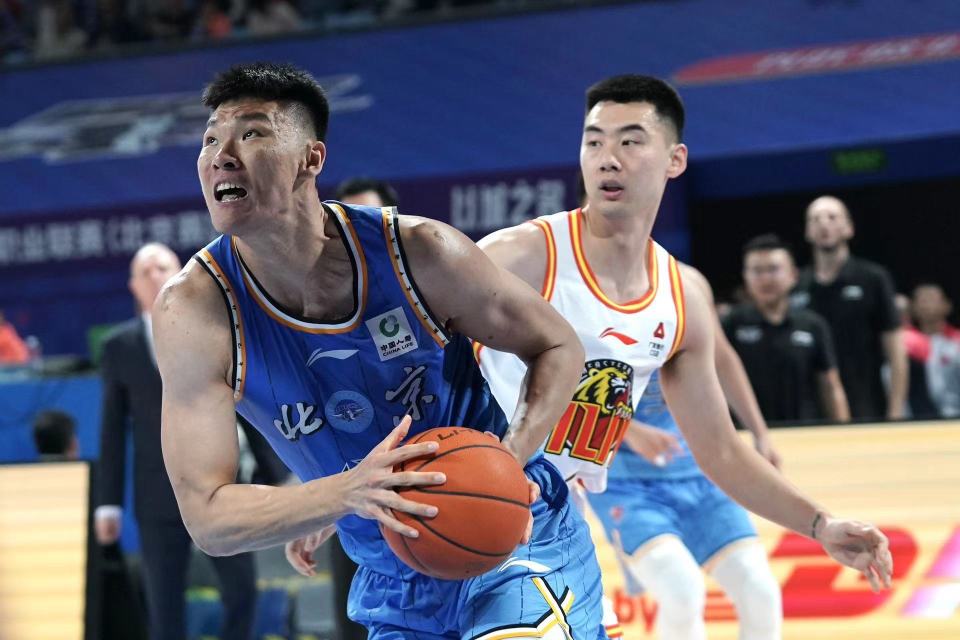 河北男篮在比赛末段逆转战局，赢得惊险胜利的简单介绍