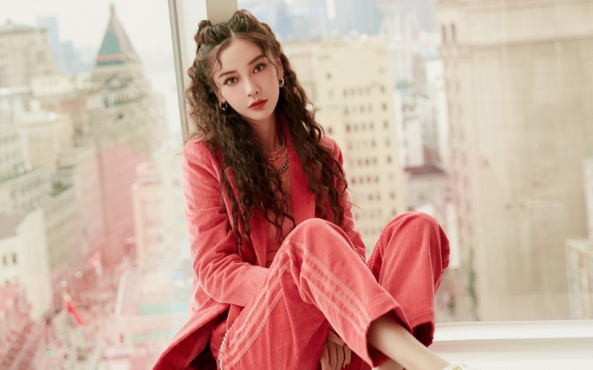 新星闪耀与绝杀回响，足球世界的两重狂想曲